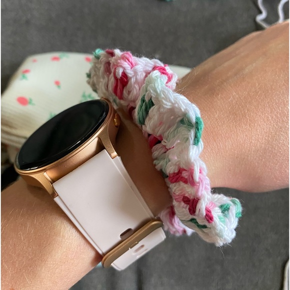 Crochet hair scrunchie - Picture 2 of 3